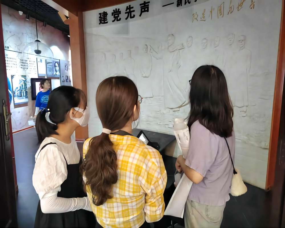 小組成員了解新民學(xué)會(huì)的故事