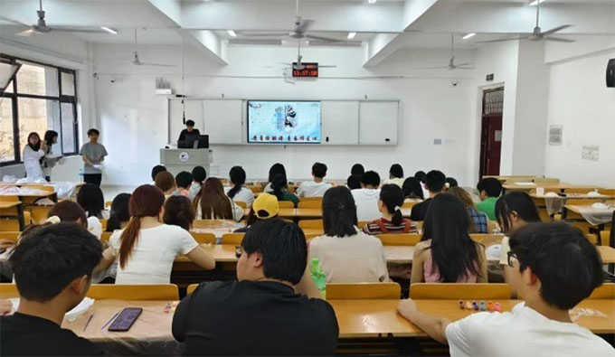 丹青繪臉譜，青春傳匠心：江西職業(yè)技術(shù)大學(xué)學(xué)子以文化之筆繪就傳承新篇