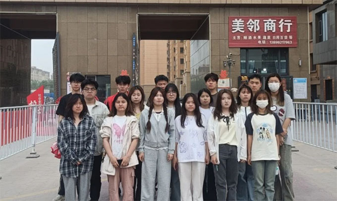 青年大學(xué)生參與志愿清掃，愛(ài)滿社區(qū)