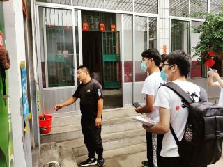 圖為實(shí)踐團(tuán)隊(duì)與橫山后村村委書記彭立龍同志在村中走訪 大學(xué)生新聞網(wǎng)通訊員 沈辰偉 攝