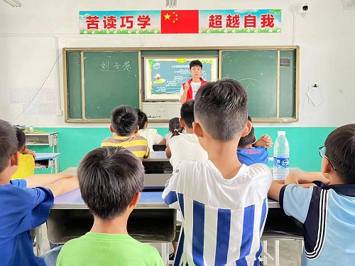 南京財(cái)經(jīng)大學(xué)學(xué)子三下鄉(xiāng)：靈動(dòng)時(shí)光舞筆墨，文體課程燃童心