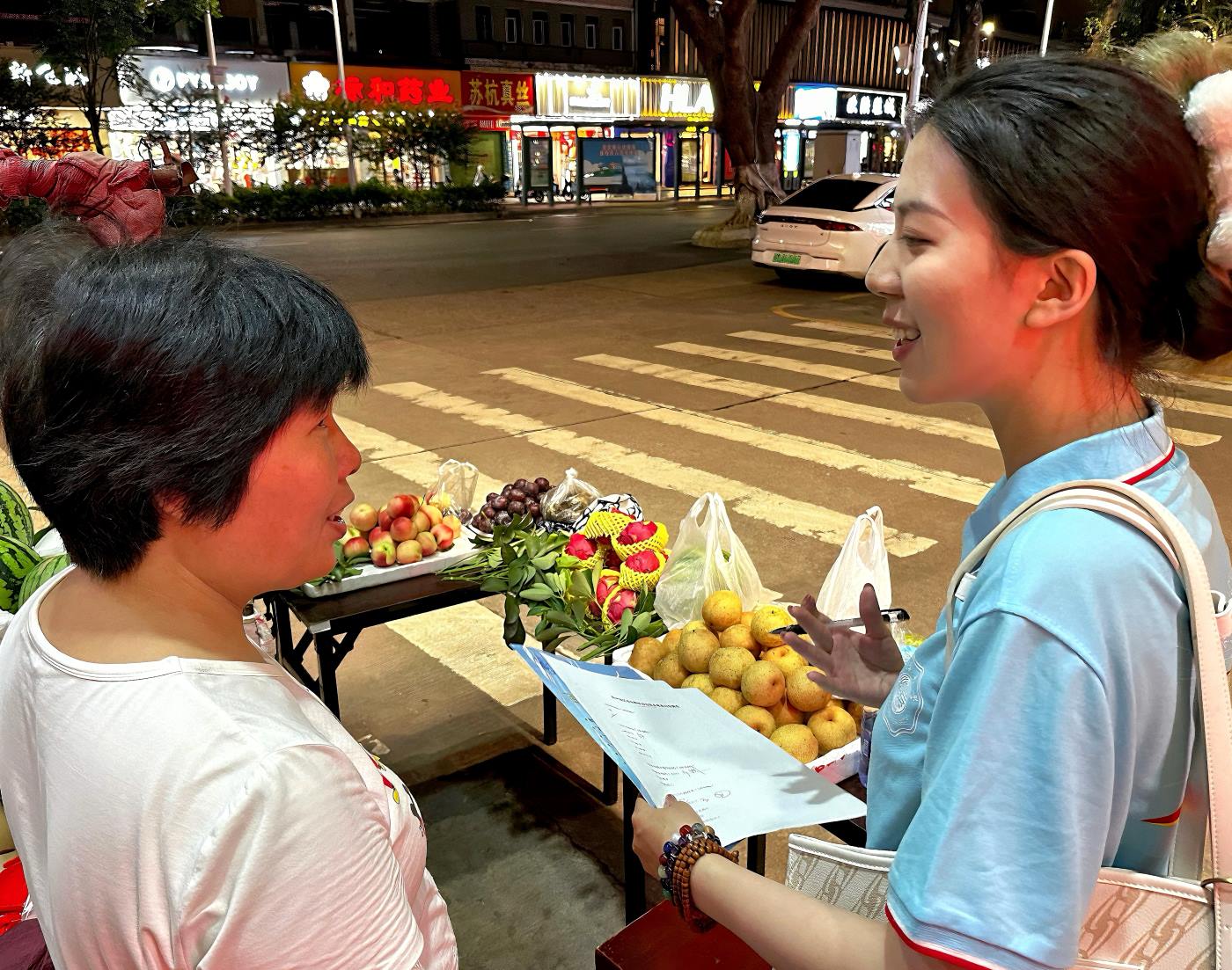 圖為實踐團成員與當?shù)乩先诉M行訪談