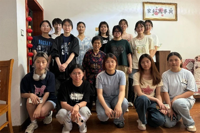 湖南師范大學(xué)2024級(jí)金融二班舉辦“溫情相伴，關(guān)愛(ài)獨(dú)居老人”志愿活動(dòng)