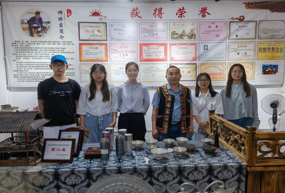南財(cái)學(xué)子三下鄉(xiāng)：苗銀一錘一傳承，控拜百匠譜新篇