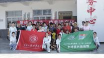 圖片包含 建筑, 男人, 女人, 人們描述已自動(dòng)生成