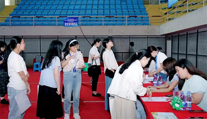 提供崗位近2000個(gè) 重慶“現(xiàn)場(chǎng)+云端”助力女大學(xué)生就業(yè)