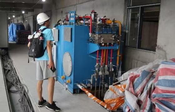 成員查閱機箱布線結構 宋天浩攝