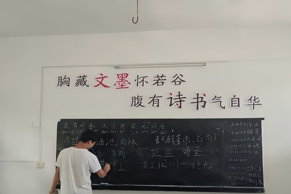 `W(xu)Ժഺͨ־Ը(w)ȫ_չɫȤζvʷn