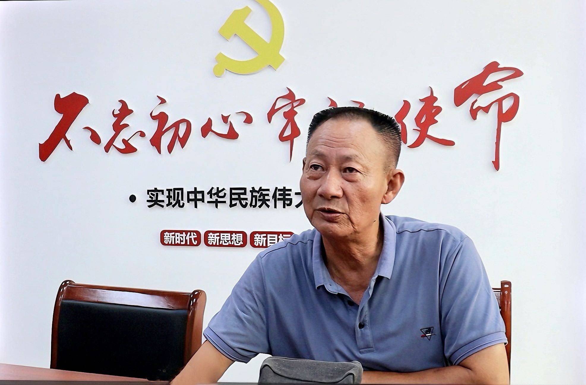 圖為接受實踐團采訪的山歌班班長張森泉