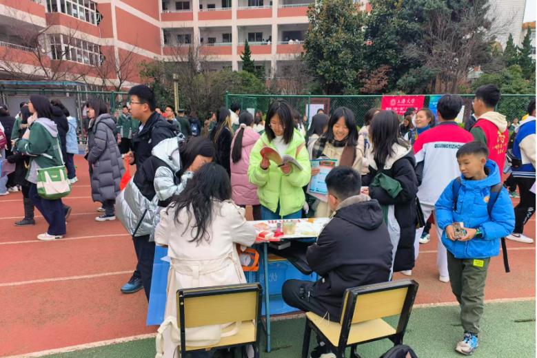 山東大學(xué)彩云之隊(duì)赴云南宣講團(tuán)在曲靖市第一中學(xué)開展招生宣講活動(dòng)