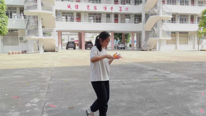 學(xué)生進(jìn)行“平衡之術(shù)”項(xiàng)目