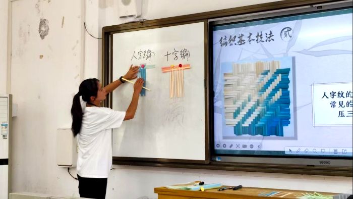 流墨實踐服務(wù)隊李淑玲上課