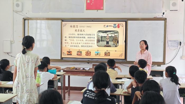 圖為流墨實(shí)踐服務(wù)隊(duì)高佳瑜上課